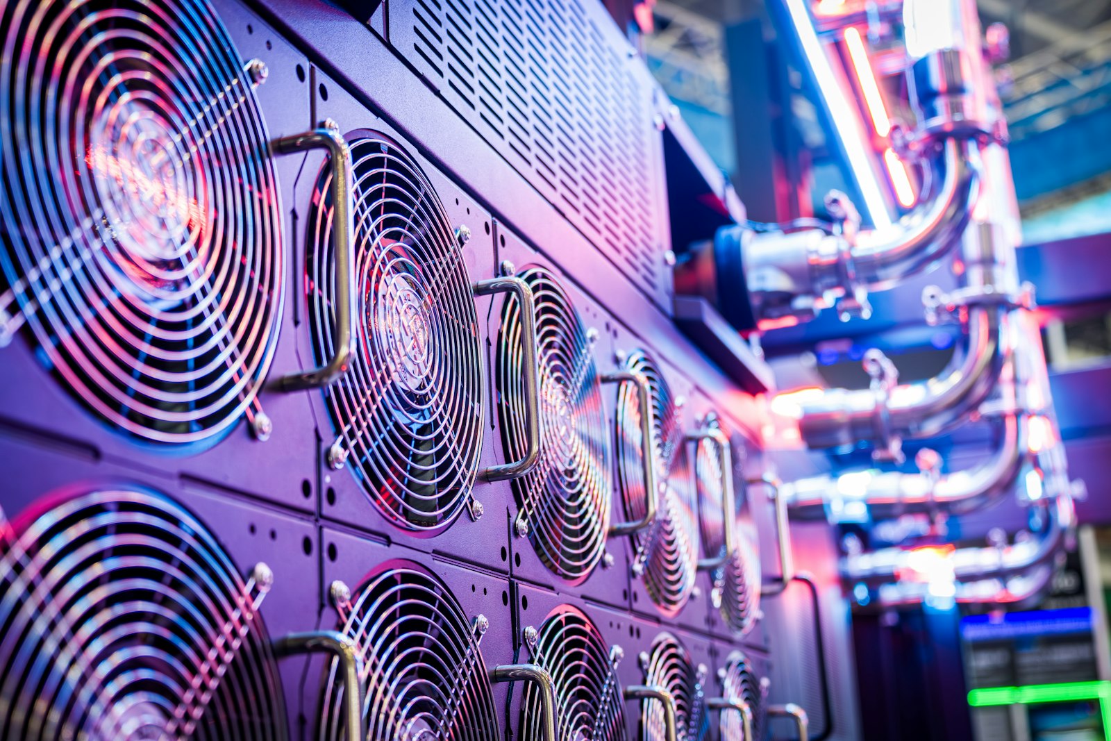 Nærbillede af køleblæsere i et datacenter med blåligt lys